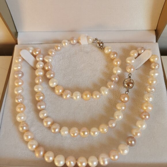 Beautiful Boxed Multi-Coloured Freshwater Pearl Necklace and Bracelet Set - Picture 6 of 15